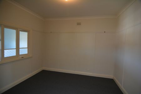 FANTASTIC VILLAGE HOME - Photo 5