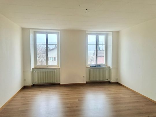 Charming renovated 4.5-room apartment in Tramelan - Photo 1