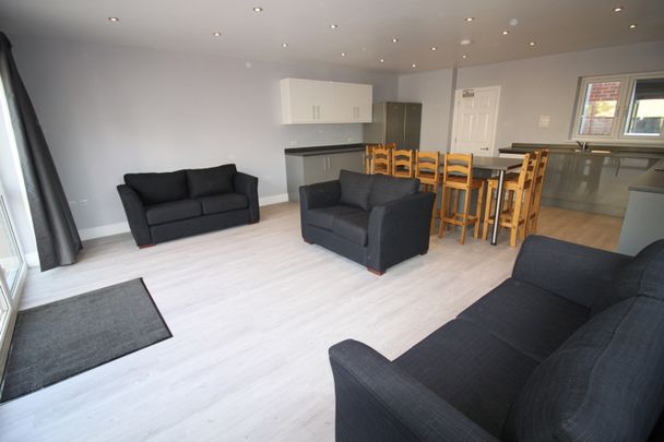 8 Bed Terraced House, Livingstone Road, SO14 - Photo 1