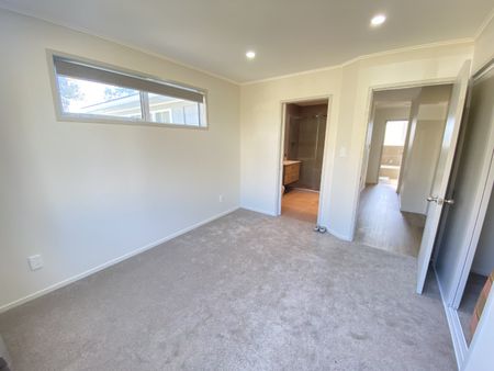 Spacious 4 Bed House in Birkdale - Photo 3