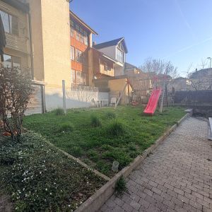 Spacieux 4,5 pièces entièrement rénové avec grand balcon et jardin commun - Photo 2