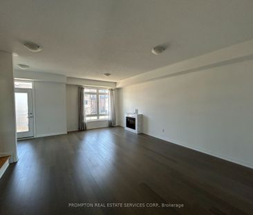 Townhouse For Lease | N8114310 - Photo 5