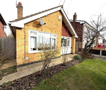 2 bed detached bungalow to rent in Grasmere Avenue, Hullbridge, SS5 - Photo 2