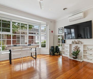 Single-level simplicity paired with unbeatable location! - Photo 1