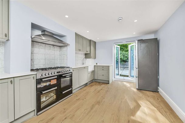 A recently refurbished five bedroom house, close to Putney High Street, Putney underground and overground station and the River Thames. - Photo 1
