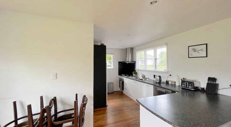 Home of 3 bedroom house and a sleep-out & ensuite - Photo 2