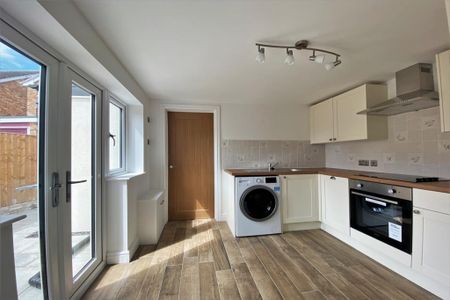 3 bedroom end of terrace house to rent - Photo 3