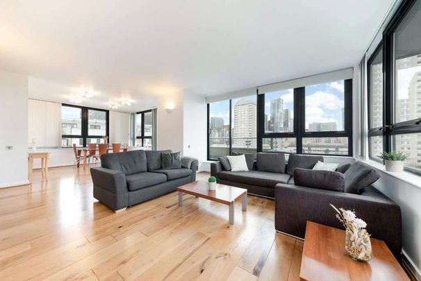 Beautifully presented 3 bedroom flat to rent in Canary Wharf. - Photo 1