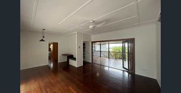 HIDDEN GEM IN SOUTH GLADSTONE WITH OCEAN VIEWS AND RUMPUS ROOM WITH SEPERATE BATHROOM! - Photo 1