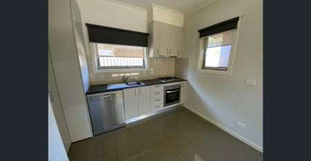 LOW MAINTENANCE, BRIGHT & MODERN - Photo 5