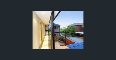 EFFORTLESS LIVING, PERFECTLY POSITIONED - Photo 2