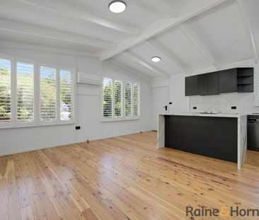 BRIGHT & AIRY RENOVATED HOME - Photo 2