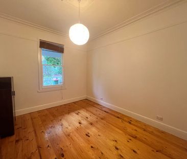 Impressive space with boutique appeal - Photo 3