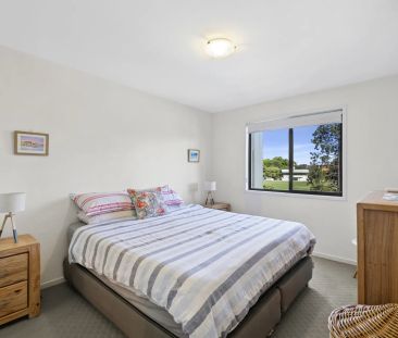 Light-Filled 2-Bedroom Apartment Overlooking Kingston Oval - Photo 4