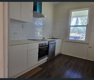 Charming 3 Bedroom Cottage - Photo 4