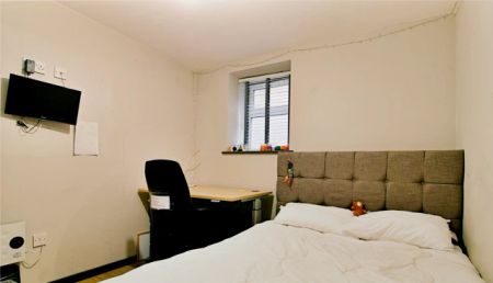 6 Bed 2 Bath - Photo 5