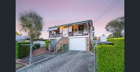 Spacious Home in Silkstone! - Photo 2