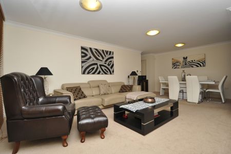 3 bedroom Apartment with Spacious Courtyard - Photo 3