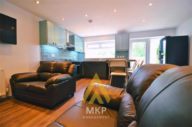 4 bedroom terraced house to rent - Photo 1