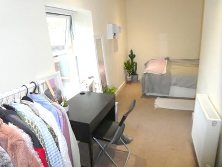 1 bedroom in a house share to rent - Photo 4