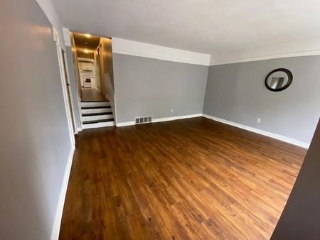 38 Calderwood Drive - Upper - 4 bed, 1 bath - STUDENTS - Photo 2