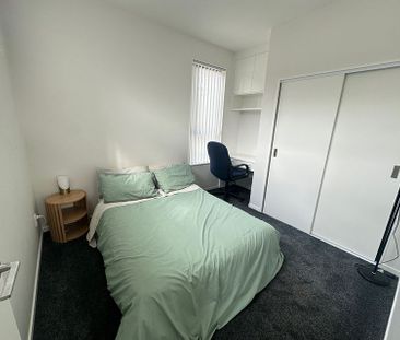 Spacious 2-Beds – Prime Location Opp Park! - Photo 4