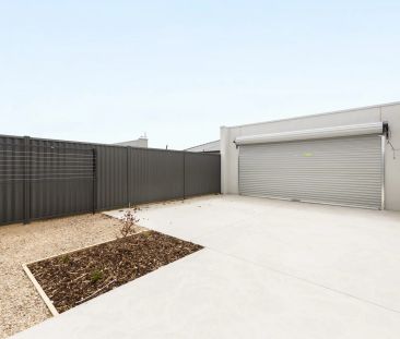 Brand-New Modern Living in Tarneit - Photo 2