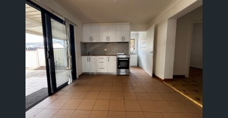 1 WEEK FREE RENT!! Bright, Spacious & Central – 3-Bedroom Gem - Photo 2