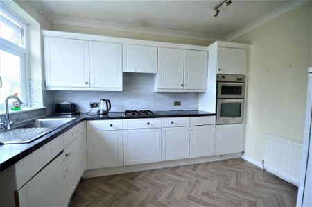 4 bedroom end of terrace house to rent - Photo 4