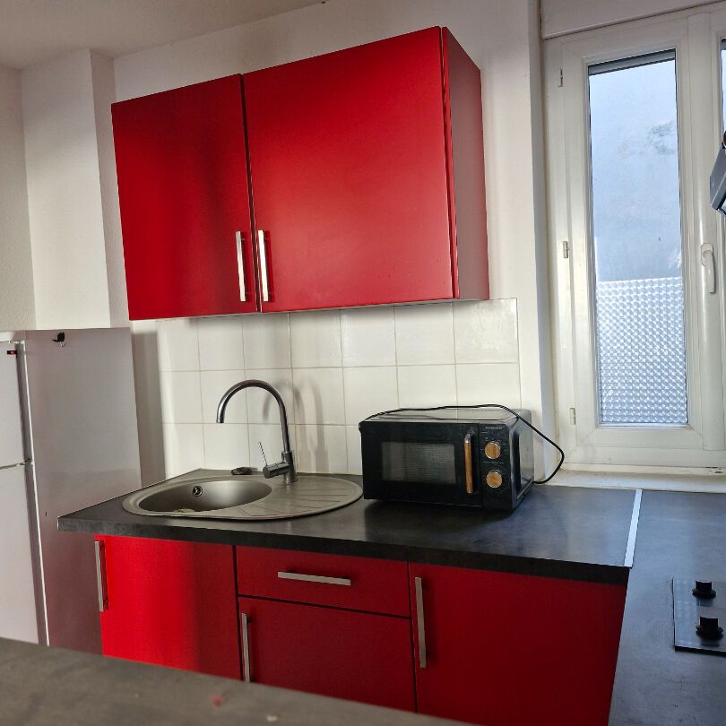 A LOUER T2 MEUBLE 1ER ETAGE PORT LA NOUVELLE - Photo 1