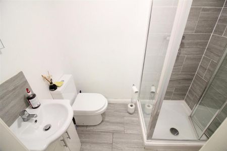 1 bedroom in a house share to rent - Photo 3