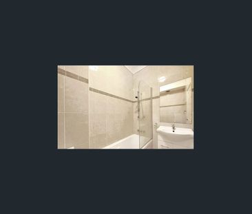 Fully furnished 2 bedroom 2.5 bathroom split level apartment - Photo 6