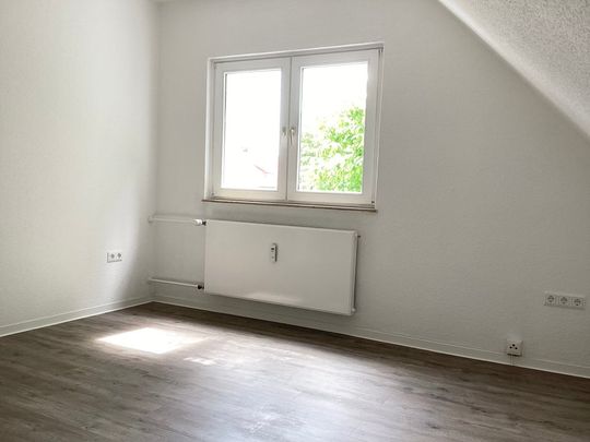 Charmante, frisch renovierte 3-Zimmer-Dachgeschosswohnung mit ca. 49,88 m² in gepflegtem Mehrfamilienhaus - Foto 1
