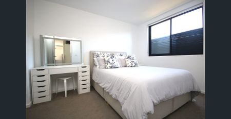 As-new 2 bedroom unit in secure building - Photo 3