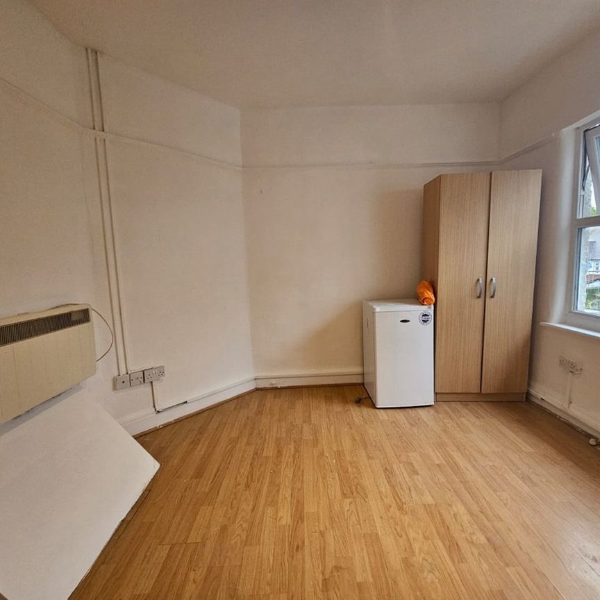Studio Flat, Ashbourne Avenue, NW11 - Photo 1