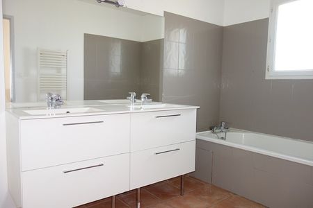 Location Maison 4 pièces 97m² ST GENIES DE MALGOIRES 30190 - Photo 3