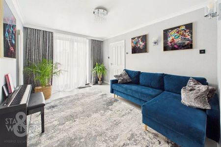 4 bedroom semi-detached house to rent - Photo 3