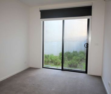 46 Lakeside Crescent, Keilor East VIC 3033 - Townhouse For Rent | D... - Photo 2