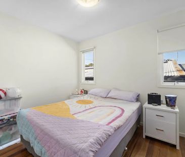 6 MONTH LEASE - Renovated beachside abode - Photo 4