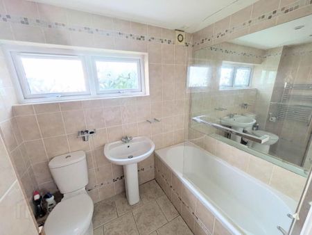 14f Lesley Heights, Glassillan Grove, Greenisland, Carrickfergus, BT38 8TB - Photo 4