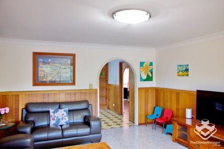 Furnished 4 bedrooms walking to school and shopping centre - Photo 2