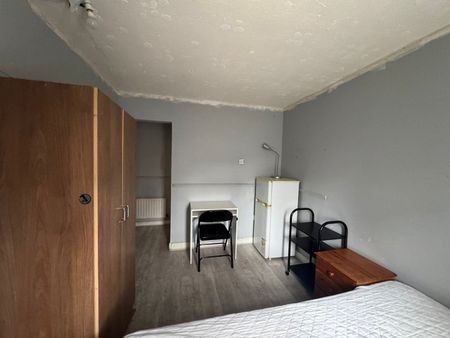 Room in a Shared House, Shipman Road, E16 - Photo 3