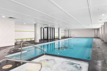 Bright & Spacious Penthouse Apartment with Private Rooftop & Bbq Area - Photo 3