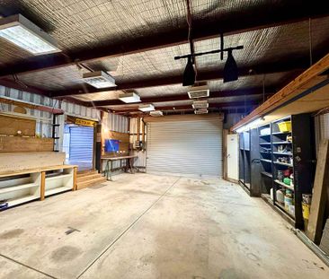 Modern 3 Bedroom Home with Huge Garage/Workshop in Prime Location - Photo 6