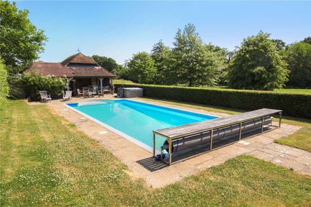 An idyllic Wealden farmhouse with beautiful gardens. - Photo 5