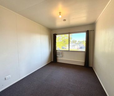 CENTRAL TO TOWN: 3 x BEDROOM HOME WITH MANY EXTRAS - Photo 2