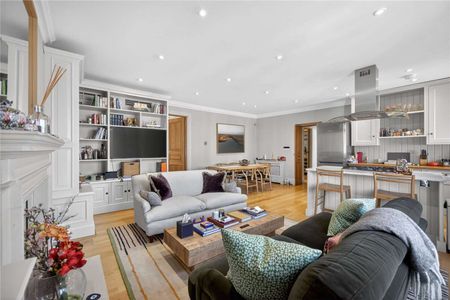 Refurbished, two double bedroom flat with wood flooring throughout, located on the third floor (with lift) of a beautiful red brick period building in Knightsbridge. - Photo 2