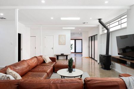 Fully Furnished - Industrial Style City Residence - Photo 3