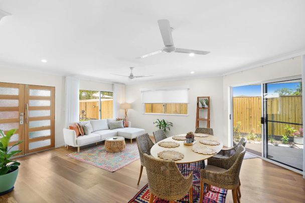 Fully furnished contemporary home 100metres from the beach. - Photo 1