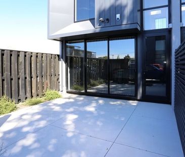 Modern Two Bedroom Townhouse – Central City - Photo 2